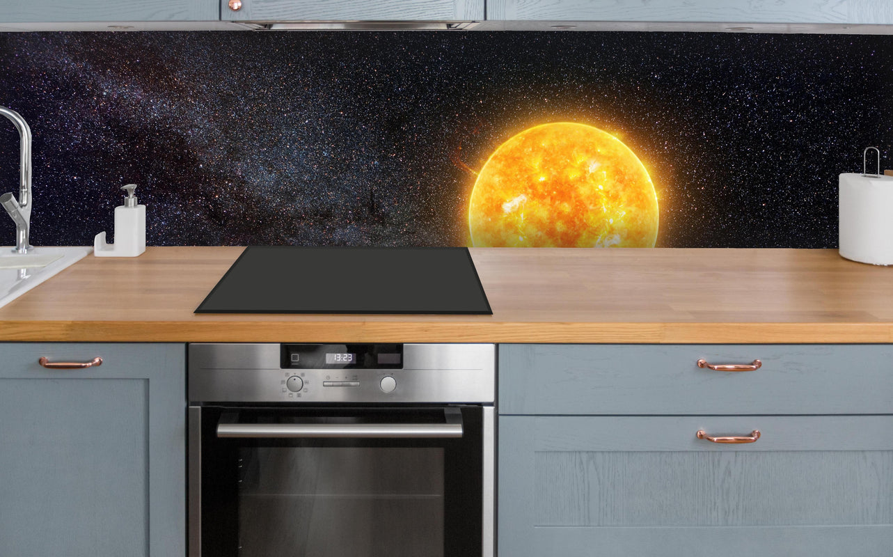 Küche - Helle Sonne vor dunklem Sternenhimmel über polierter Holzarbeitsplatte mit Cerankochfeld