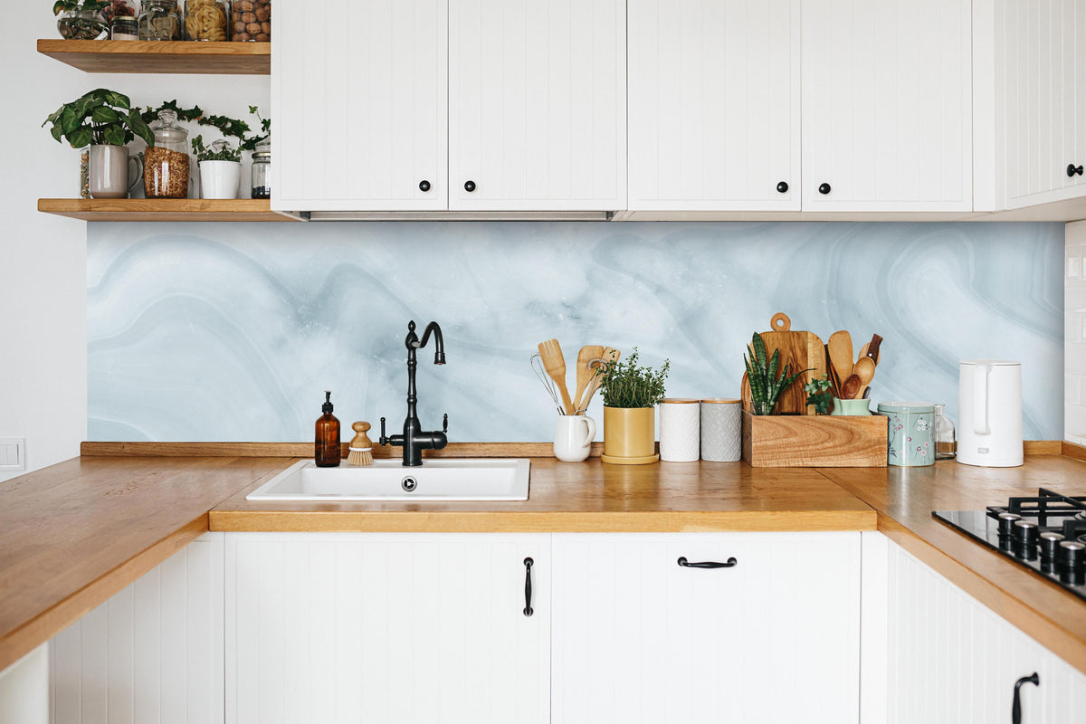 Küche - Helle bläuliche Marmor Textur in weißer Küche hinter Gewürzen und Kochlöffeln aus Holz
