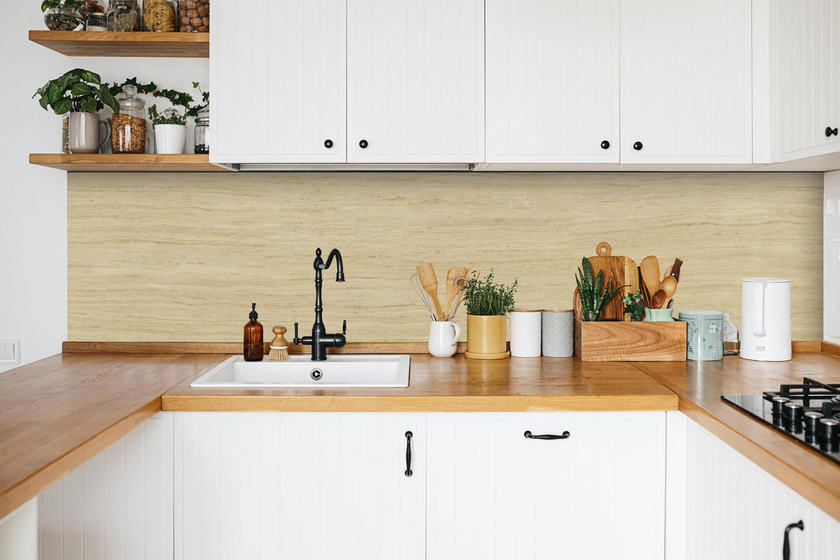 Küche - Helle feine Holzoptik in weißer Küche hinter Gewürzen und Kochlöffeln aus Holz