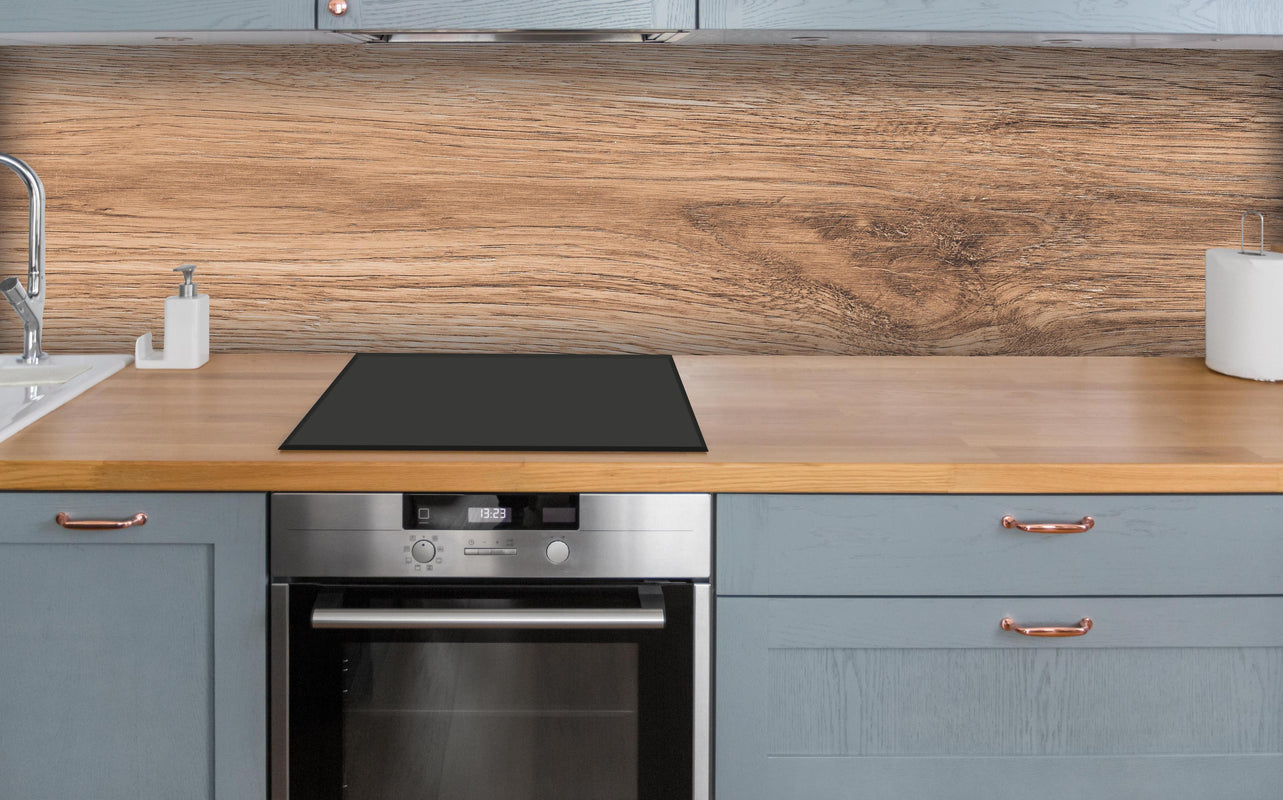 Küche - Heller natürlicher Holzhintergrund über polierter Holzarbeitsplatte mit Cerankochfeld