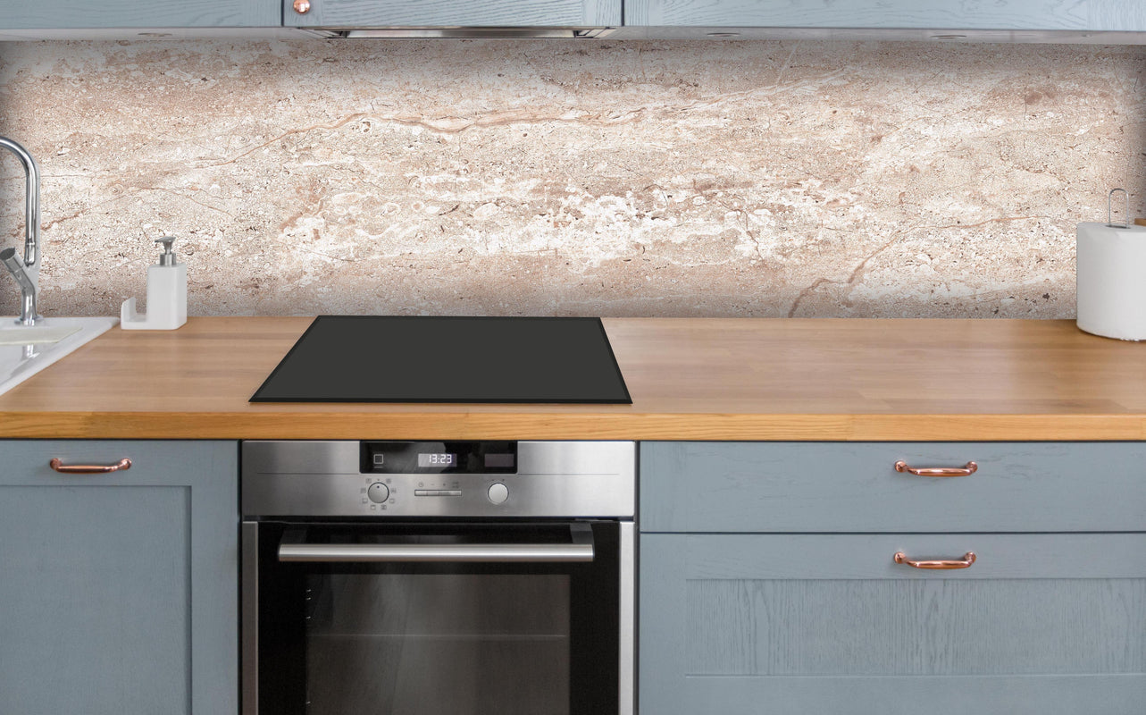 Küche - Heller rostiger Marmor über polierter Holzarbeitsplatte mit Cerankochfeld