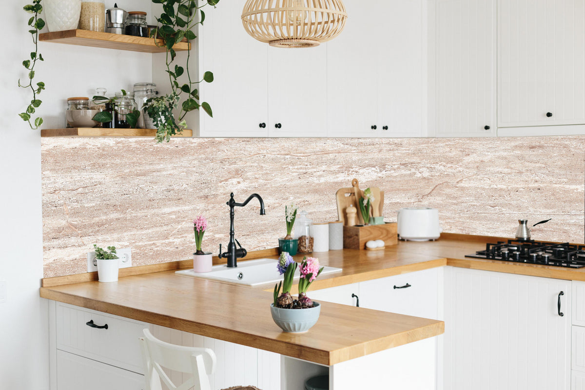 Küche - Heller rostiger Marmor in lebendiger Küche mit bunten Blumen