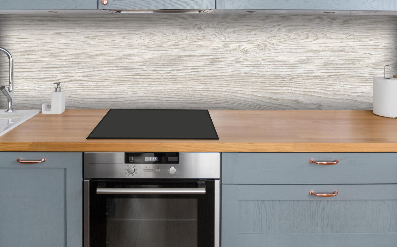 Küche - Helles Eichenholz über polierter Holzarbeitsplatte mit Cerankochfeld