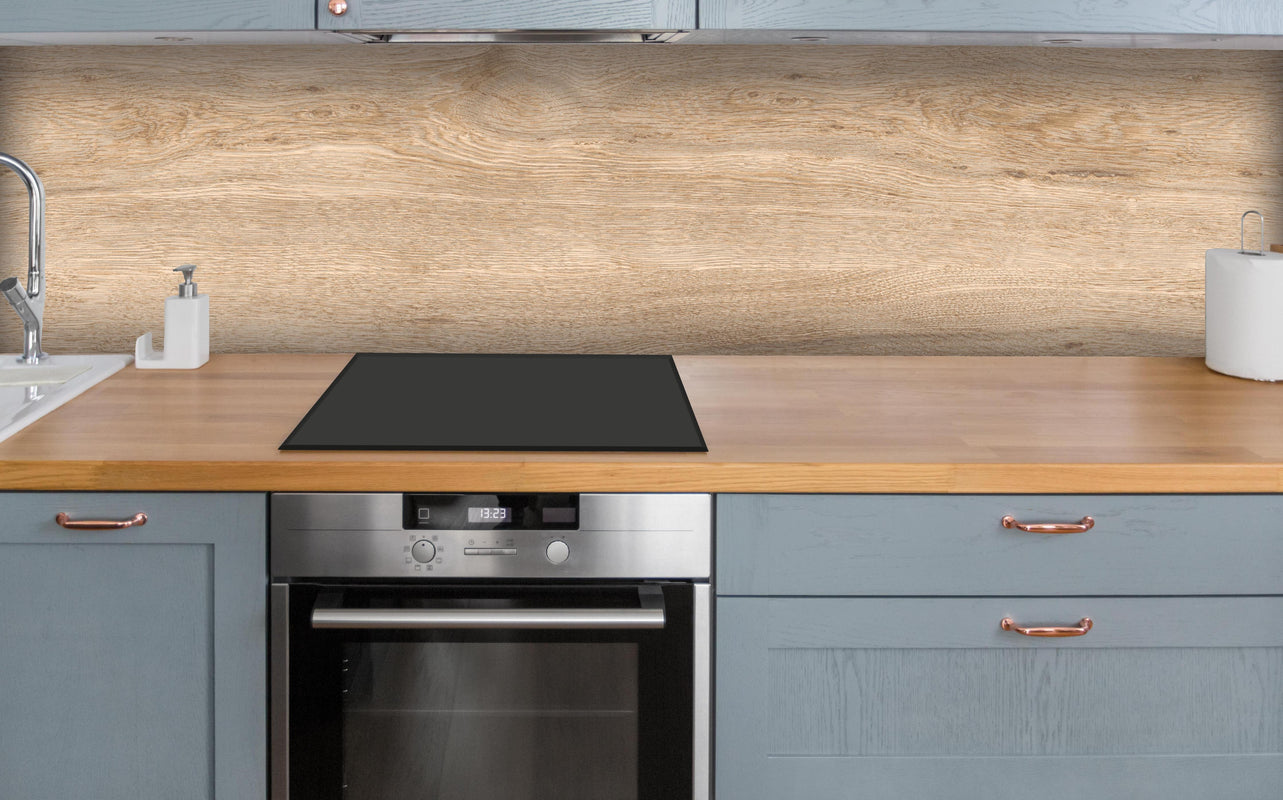 Küche - Helles trockenes Holz über polierter Holzarbeitsplatte mit Cerankochfeld