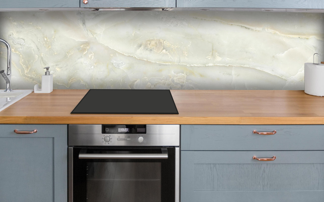 Küche - Hellgrüner Marmor über polierter Holzarbeitsplatte mit Cerankochfeld