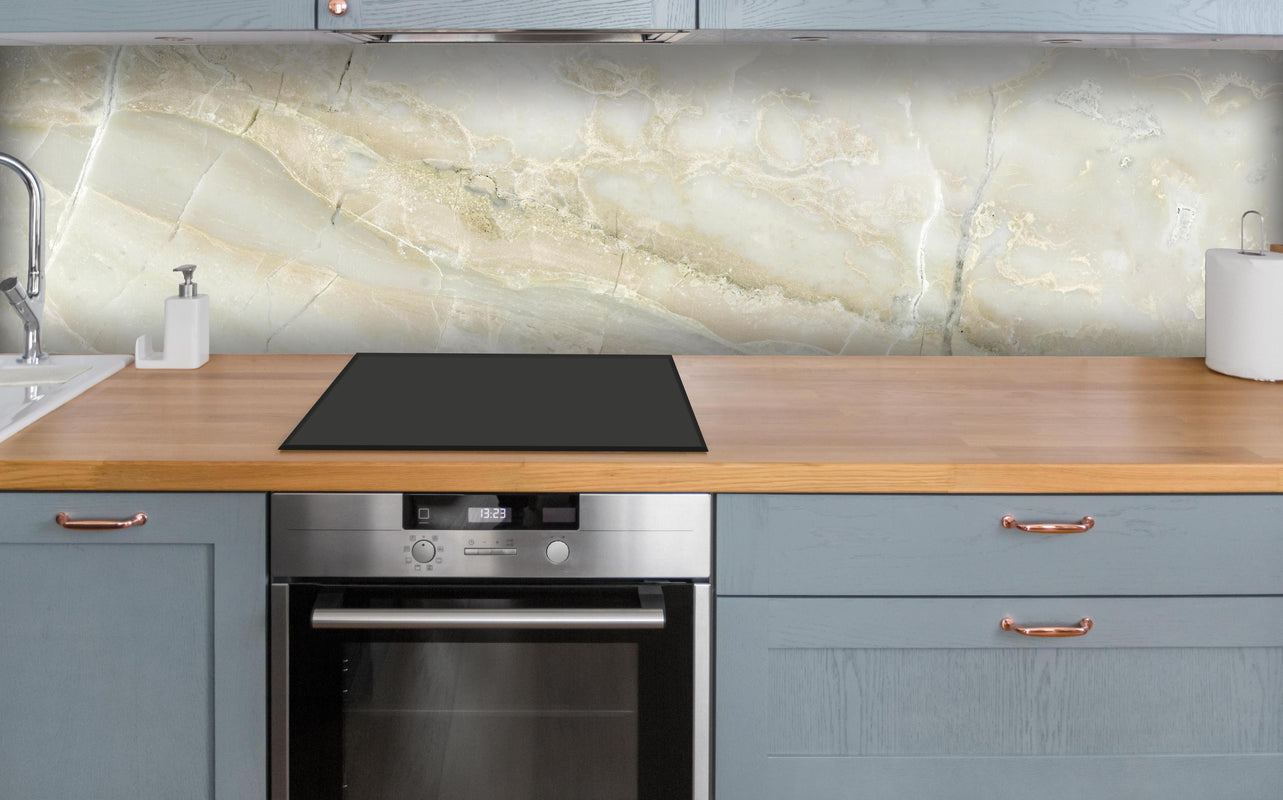 Küche - Hellweißer Marmor über polierter Holzarbeitsplatte mit Cerankochfeld