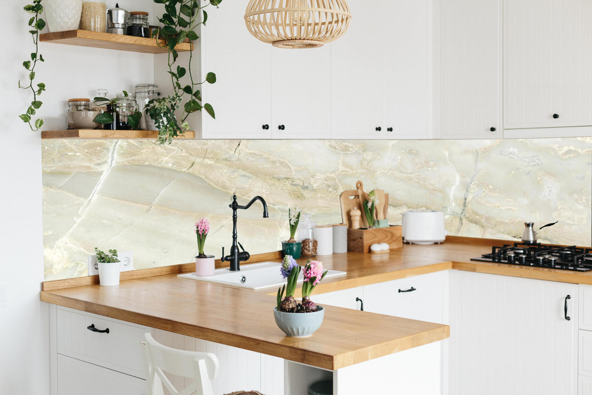 Küche - Hellweißer Marmor in lebendiger Küche mit bunten Blumen