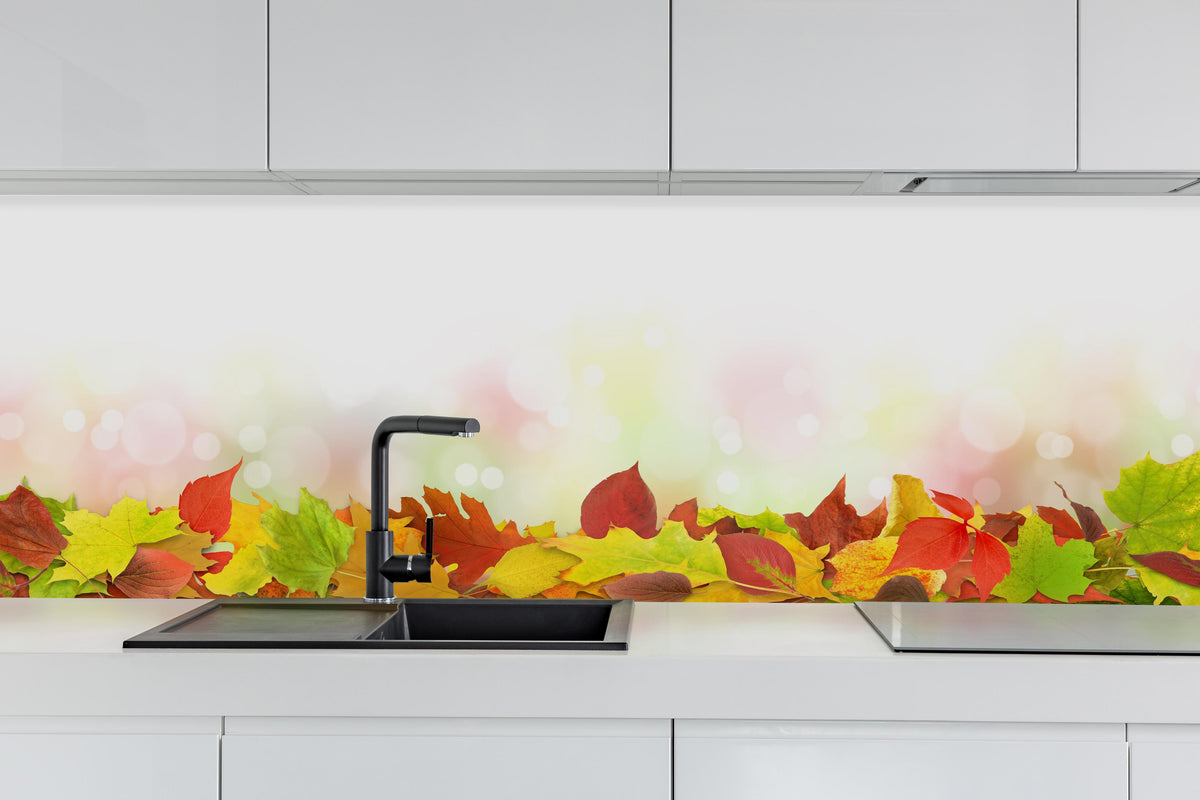 Küche - Herbst Fantasie hinter weißen Hochglanz-Küchenregalen und schwarzem Wasserhahn
