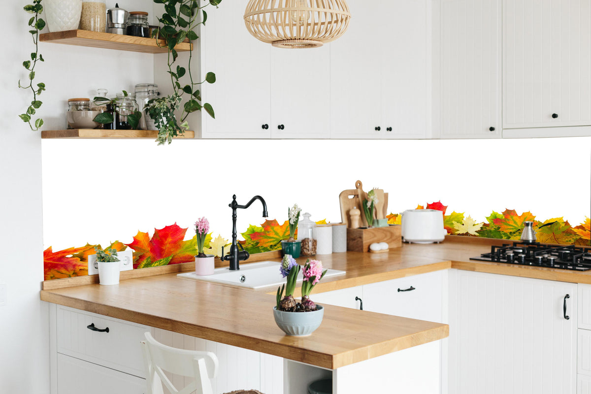 Küche - Herbst Laub in lebendiger Küche mit bunten Blumen