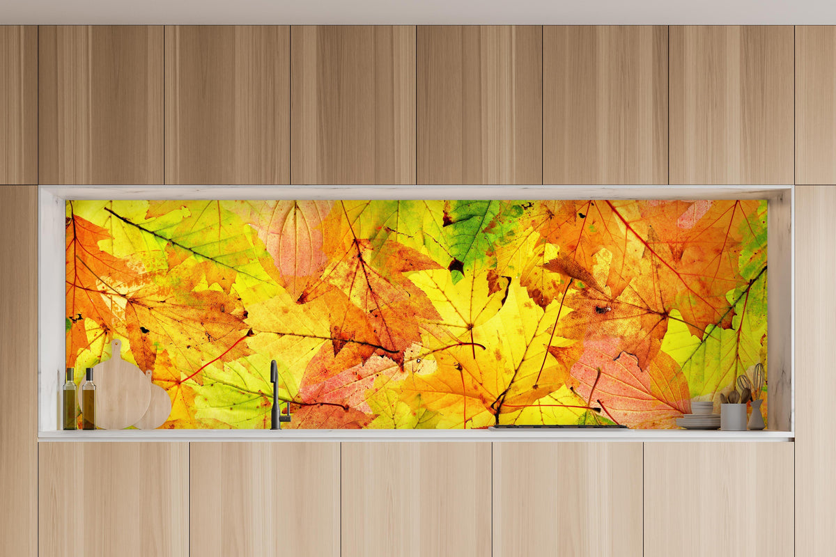 Küche - Herbstblätter Hintergrund in charakteristischer Vollholz-Küche mit modernem Gasherd