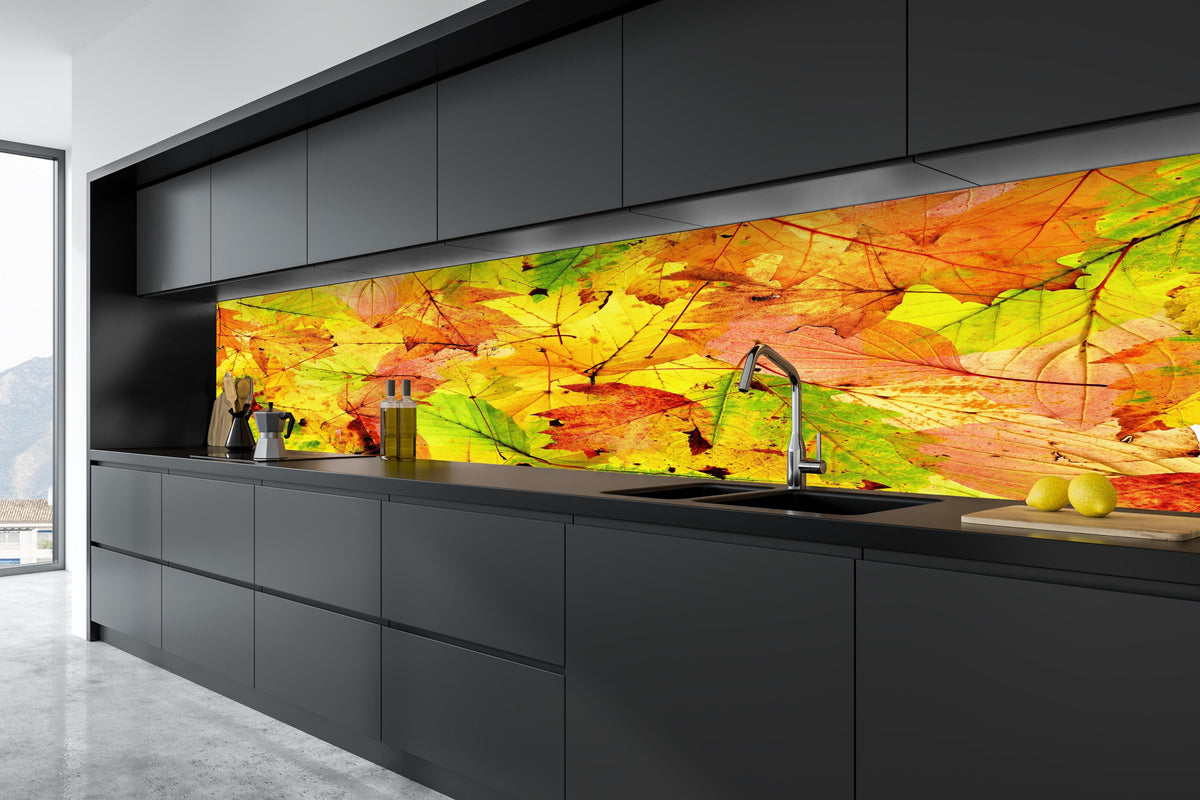 Küche - Herbstblätter Hintergrund in tiefschwarzer matt-premium Einbauküche