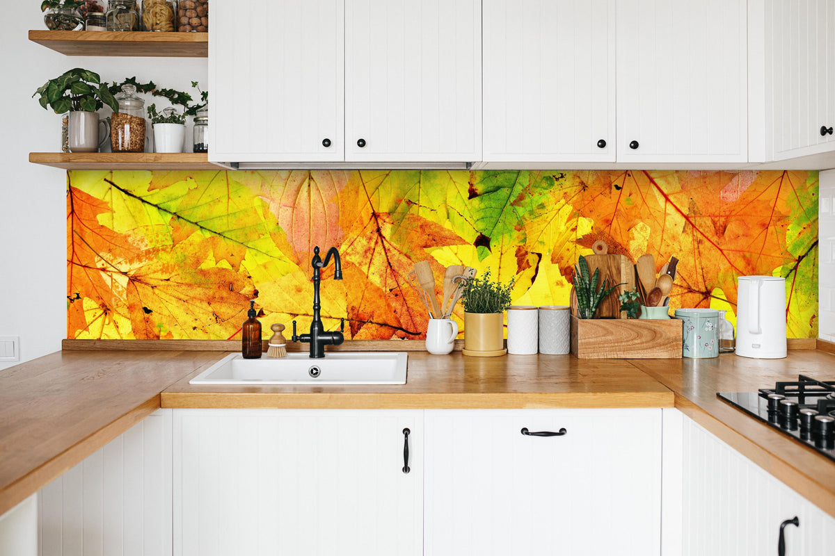 Küche - Herbstblätter Hintergrund in weißer Küche hinter Gewürzen und Kochlöffeln aus Holz