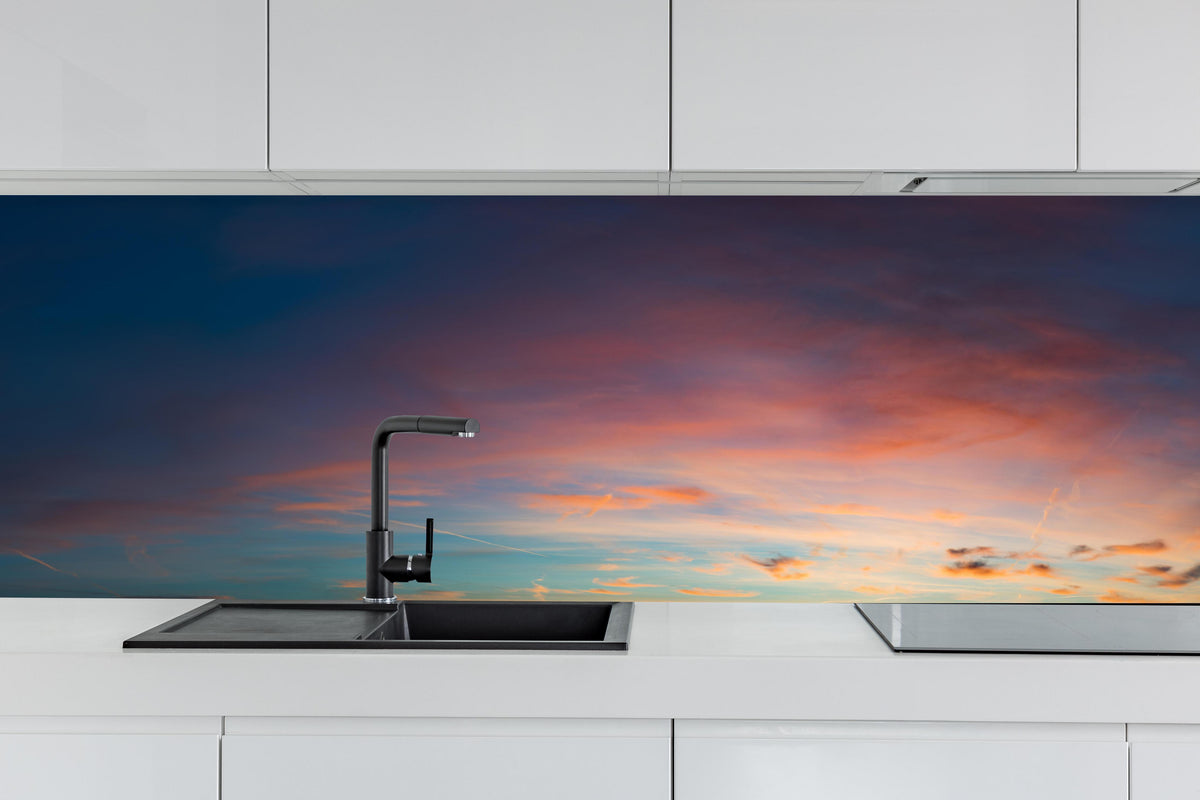 Küche - Himmelspanorama bei Sonnenuntergang hinter weißen Hochglanz-Küchenregalen und schwarzem Wasserhahn