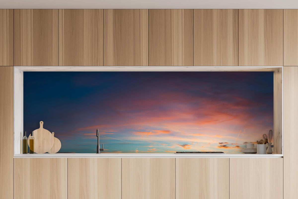Küche - Himmelspanorama bei Sonnenuntergang in charakteristischer Vollholz-Küche mit modernem Gasherd