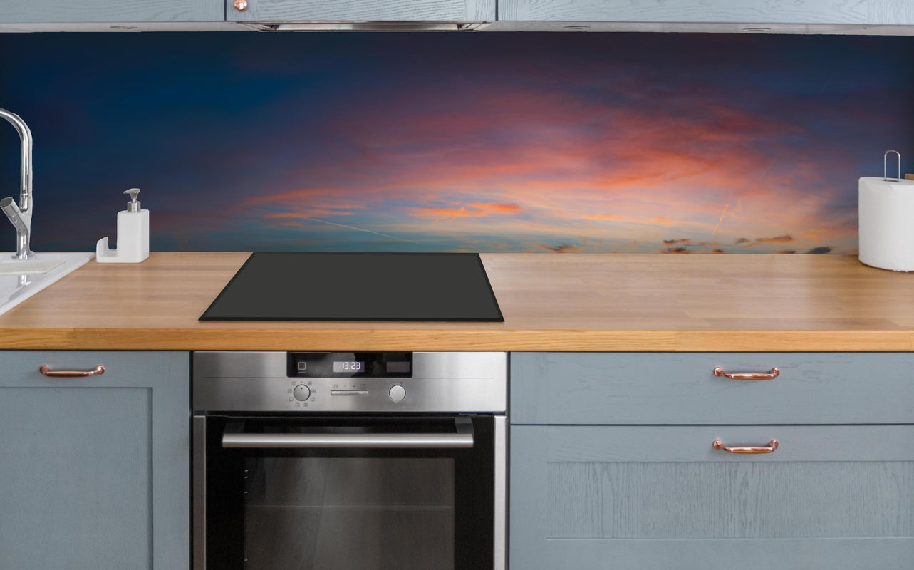Küche - Himmelspanorama bei Sonnenuntergang über polierter Holzarbeitsplatte mit Cerankochfeld