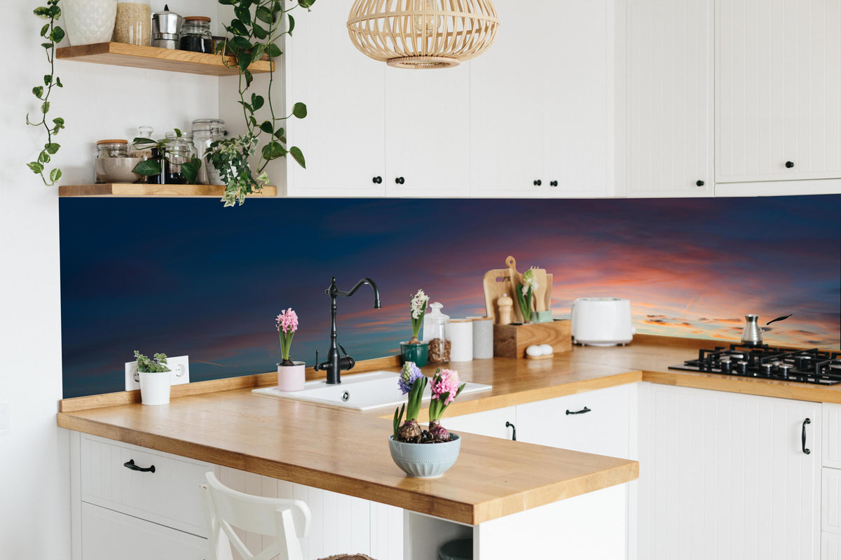 Küche - Himmelspanorama bei Sonnenuntergang in lebendiger Küche mit bunten Blumen