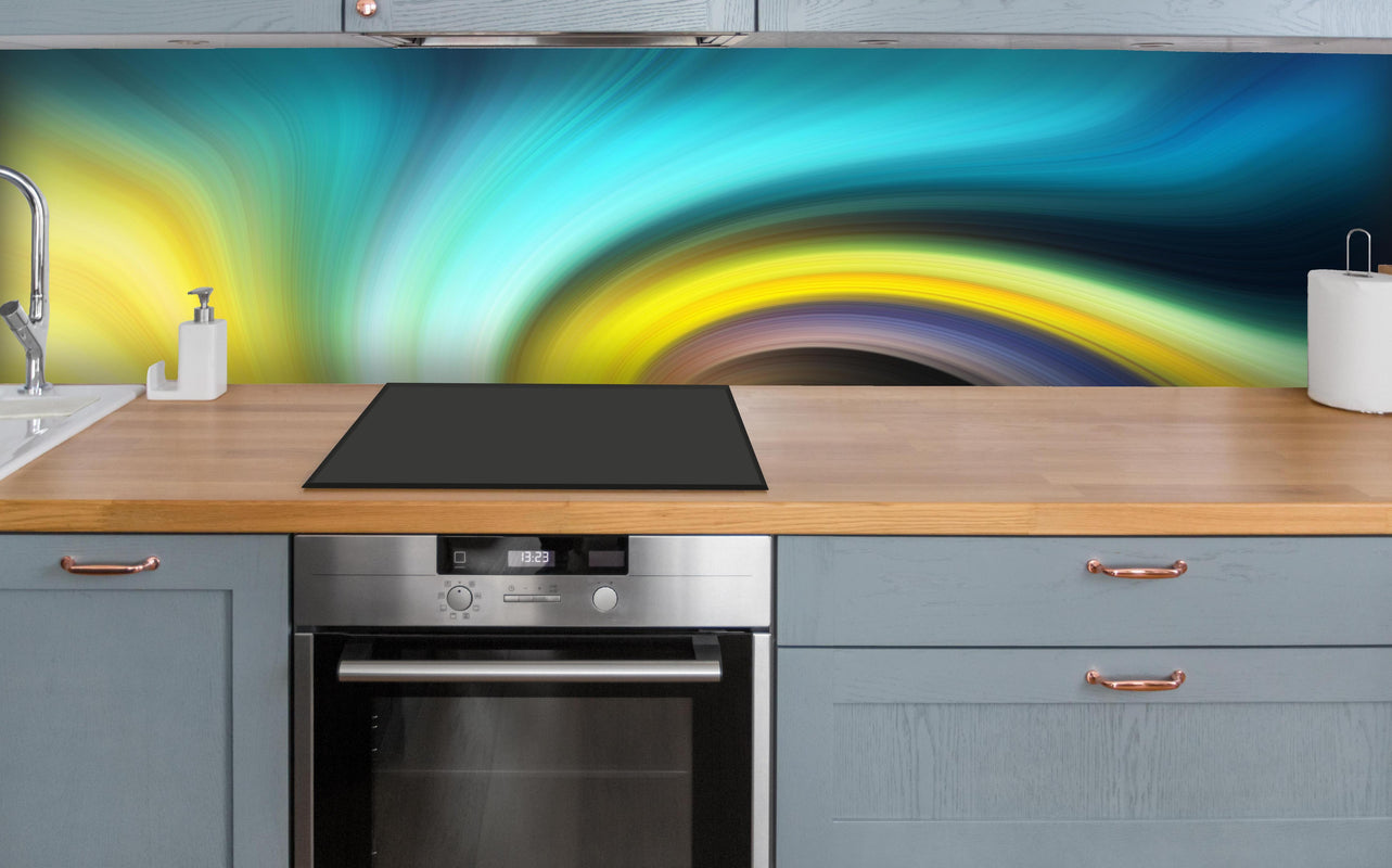 Küche - Hintergrundgestaltung über polierter Holzarbeitsplatte mit Cerankochfeld