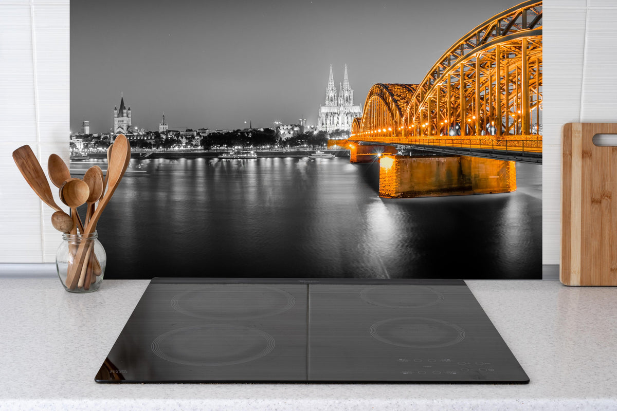 Küche - Hohenzollernbrücke in Köln hinter Cerankochfeld und Holz-Kochutensilien