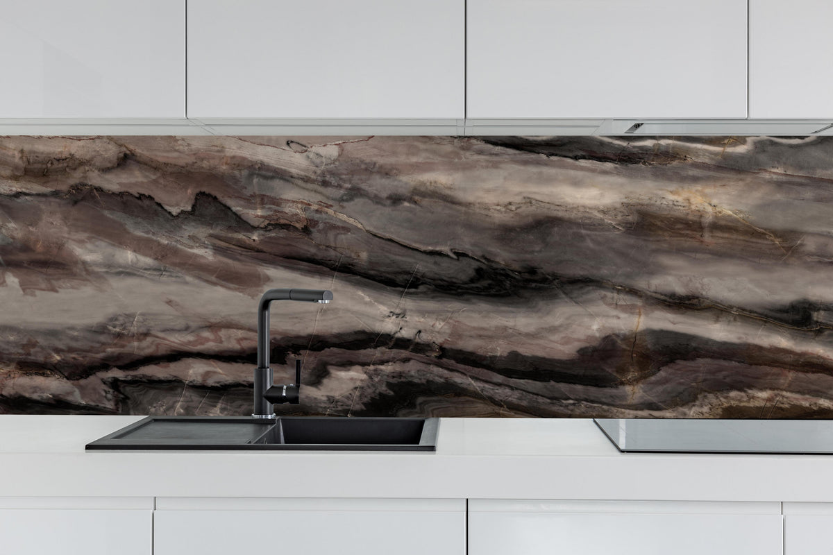Küche - Holz-Marmor Textur hinter weißen Hochglanz-Küchenregalen und schwarzem Wasserhahn