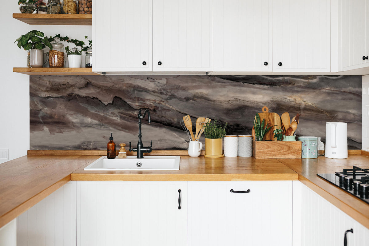 Küche - Holz-Marmor Textur in weißer Küche hinter Gewürzen und Kochlöffeln aus Holz