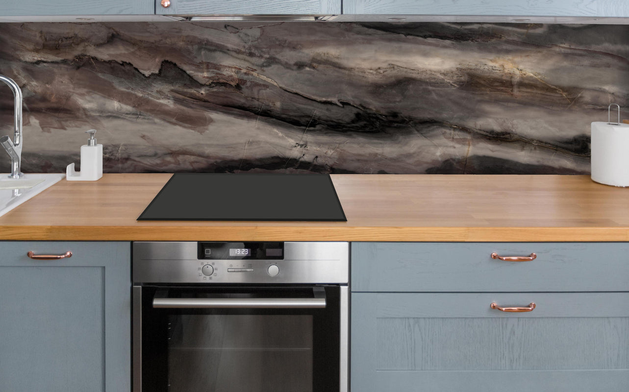 Küche - Holz-Marmor Textur über polierter Holzarbeitsplatte mit Cerankochfeld
