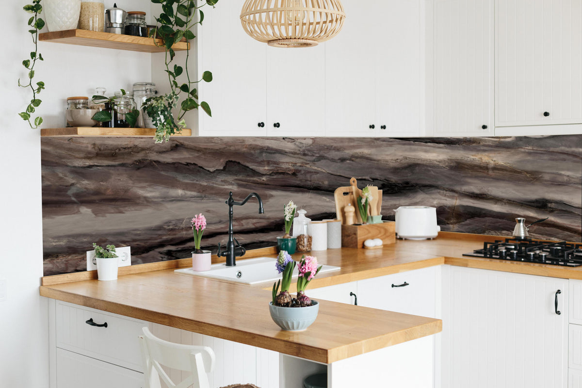 Küche - Holz-Marmor Textur in lebendiger Küche mit bunten Blumen