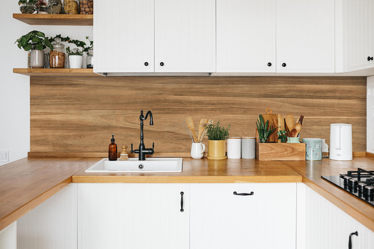 Küche - Holz-Natur Muster in weißer Küche hinter Gewürzen und Kochlöffeln aus Holz