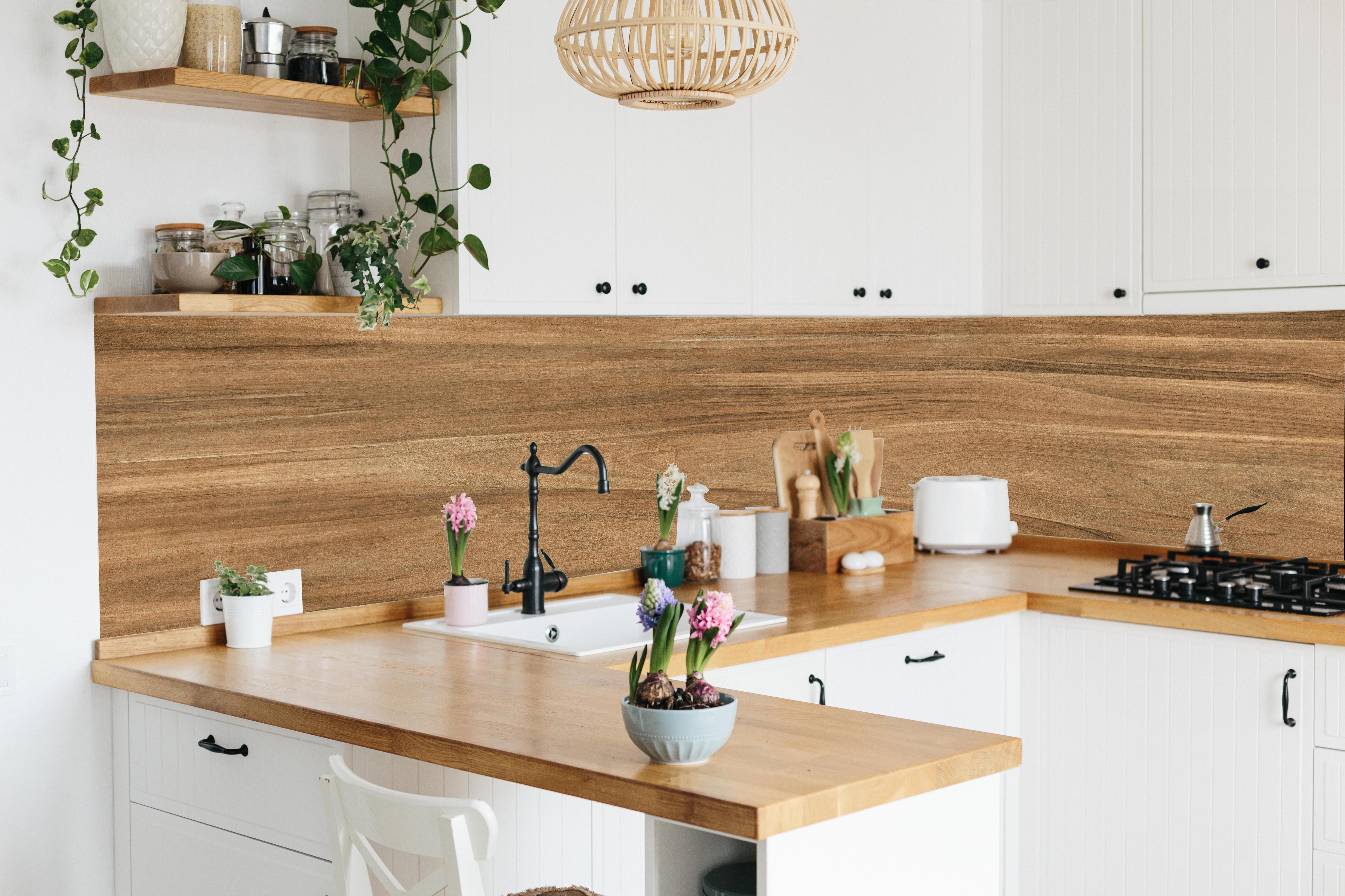 Küche - Holz-Natur Muster in lebendiger Küche mit bunten Blumen