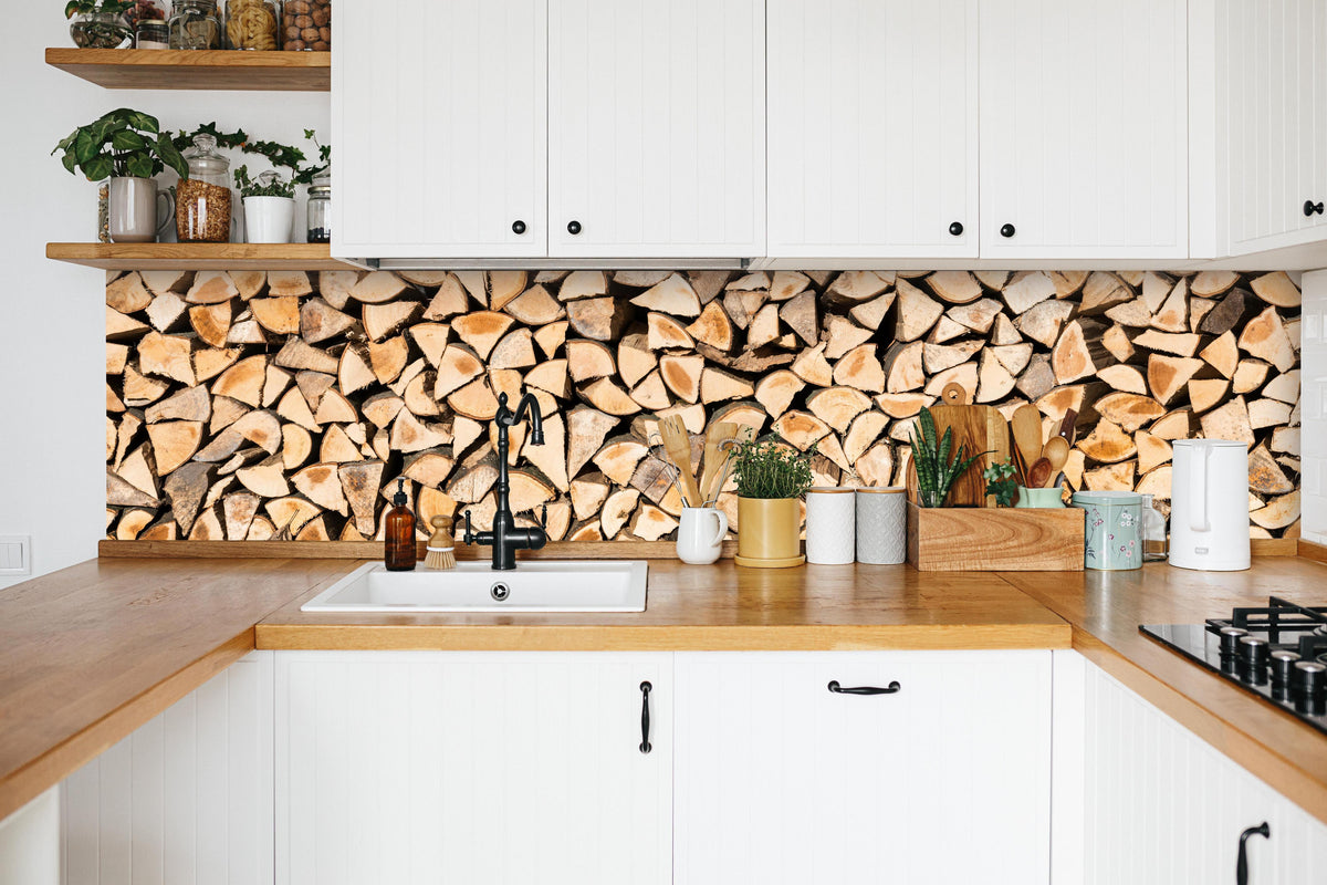 Küche - Holzscheite Panorama in weißer Küche hinter Gewürzen und Kochlöffeln aus Holz