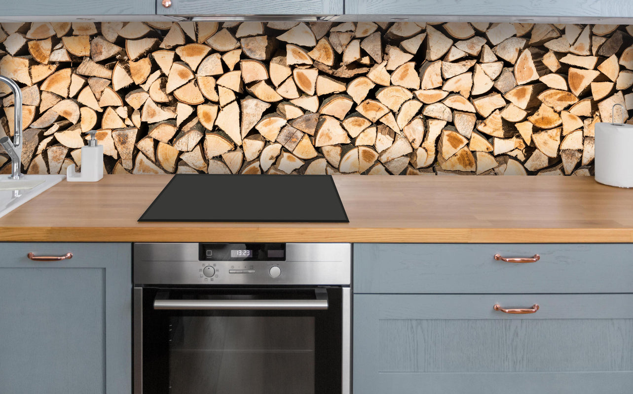 Küche - Holzscheite Panorama über polierter Holzarbeitsplatte mit Cerankochfeld