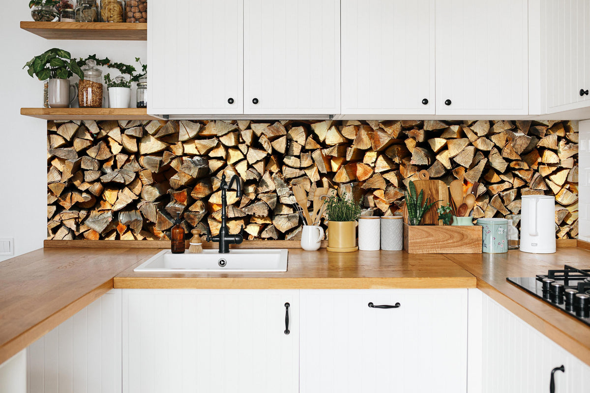 Küche - Holzstämme in weißer Küche hinter Gewürzen und Kochlöffeln aus Holz