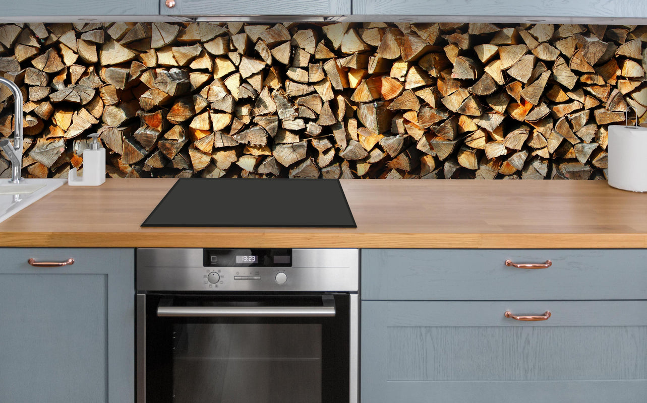 Küche - Holzstämme über polierter Holzarbeitsplatte mit Cerankochfeld