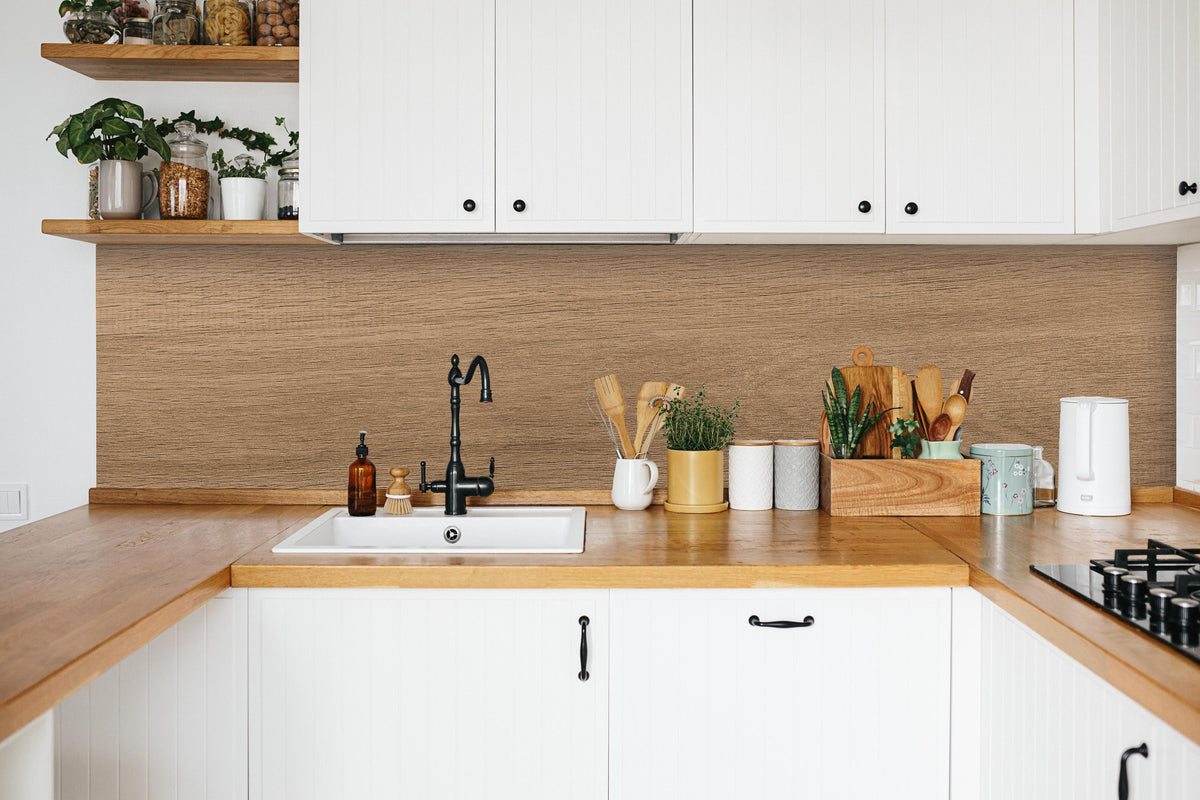 Küche - Holztextur und hölzerner Hintergrund 1 in weißer Küche hinter Gewürzen und Kochlöffeln aus Holz