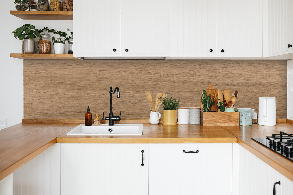 Küche - Holztextur und hölzerner Hintergrund 2 in weißer Küche hinter Gewürzen und Kochlöffeln aus Holz