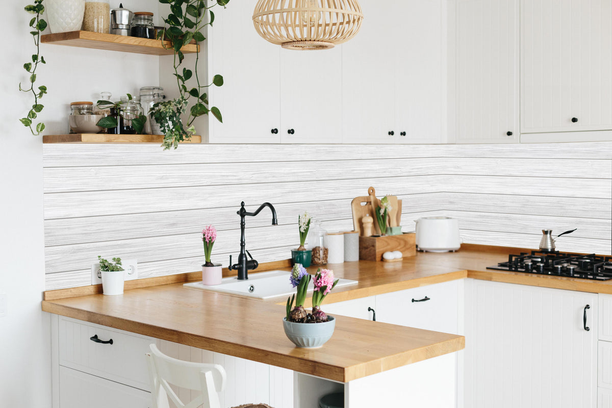 Küche - Horizontale weiße Holztextur in lebendiger Küche mit bunten Blumen