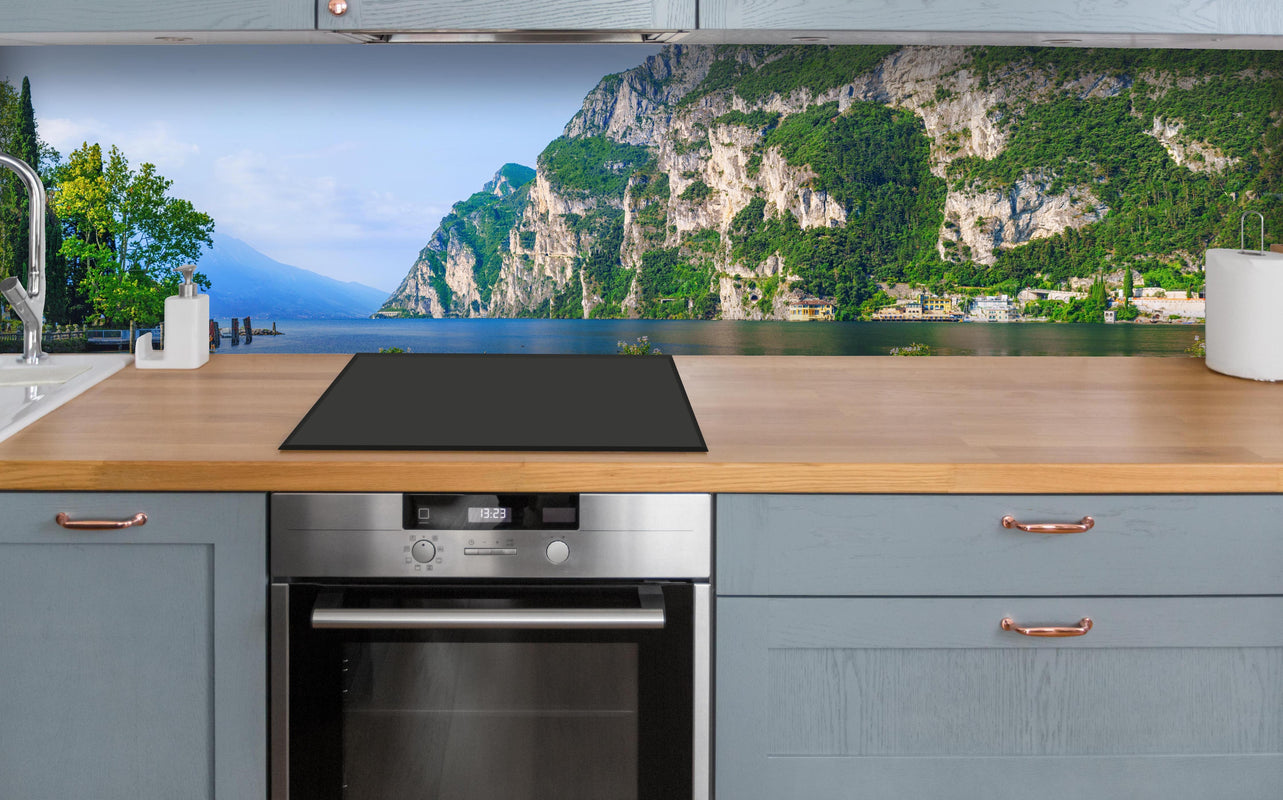 Küche - Italien Riva del Garda See über polierter Holzarbeitsplatte mit Cerankochfeld
