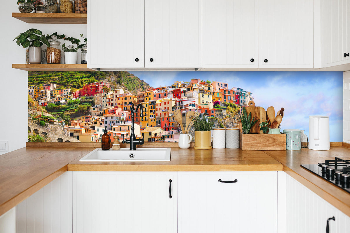 Küche - Italienische Nationalpark Cinque Terre in weißer Küche hinter Gewürzen und Kochlöffeln aus Holz