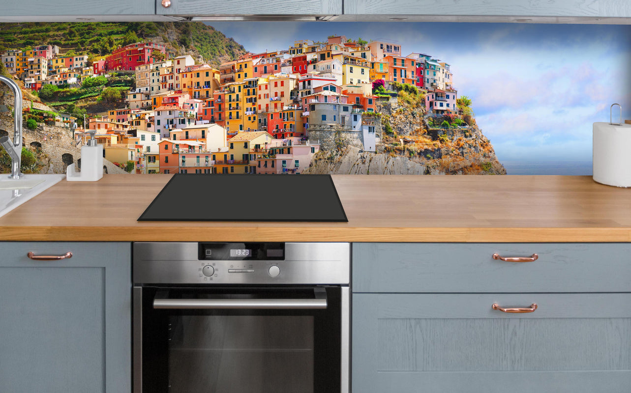 Küche - Italienische Nationalpark Cinque Terre über polierter Holzarbeitsplatte mit Cerankochfeld
