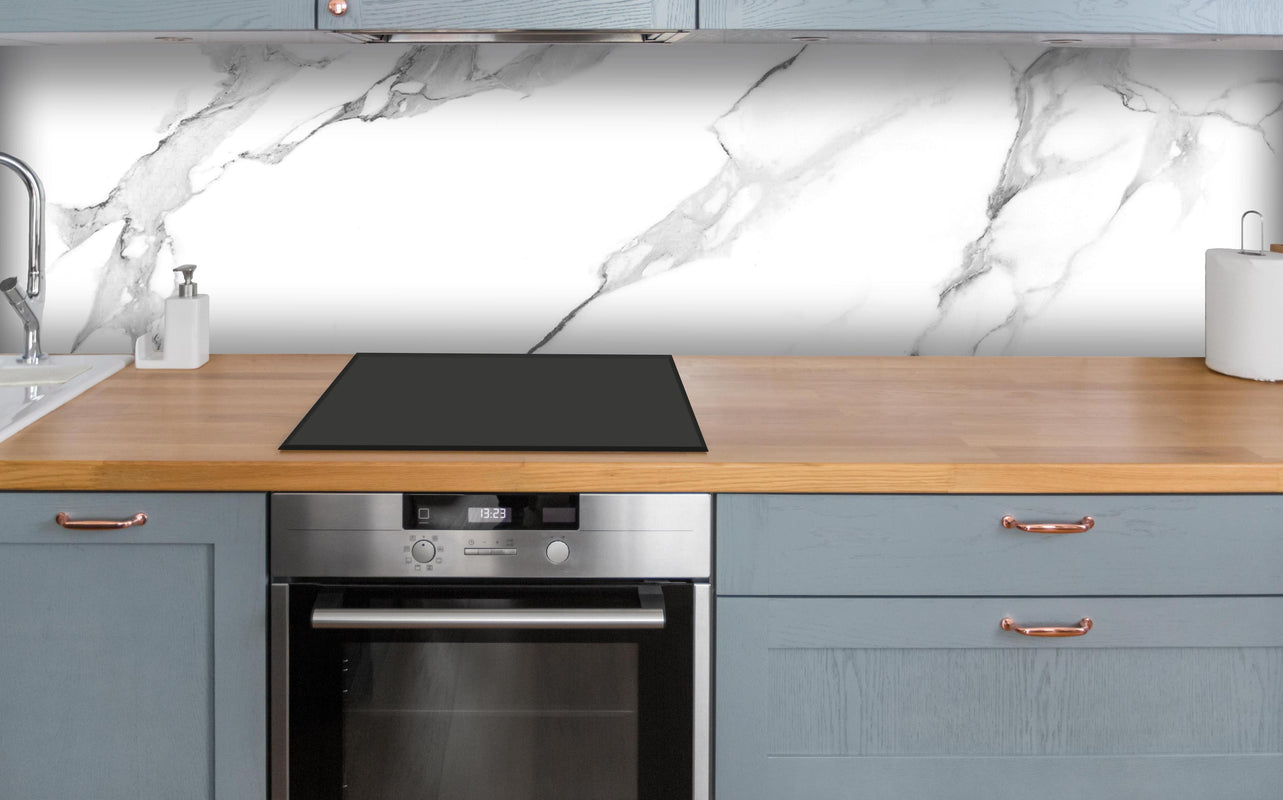Küche - Italienischer Statuario Marmor über polierter Holzarbeitsplatte mit Cerankochfeld