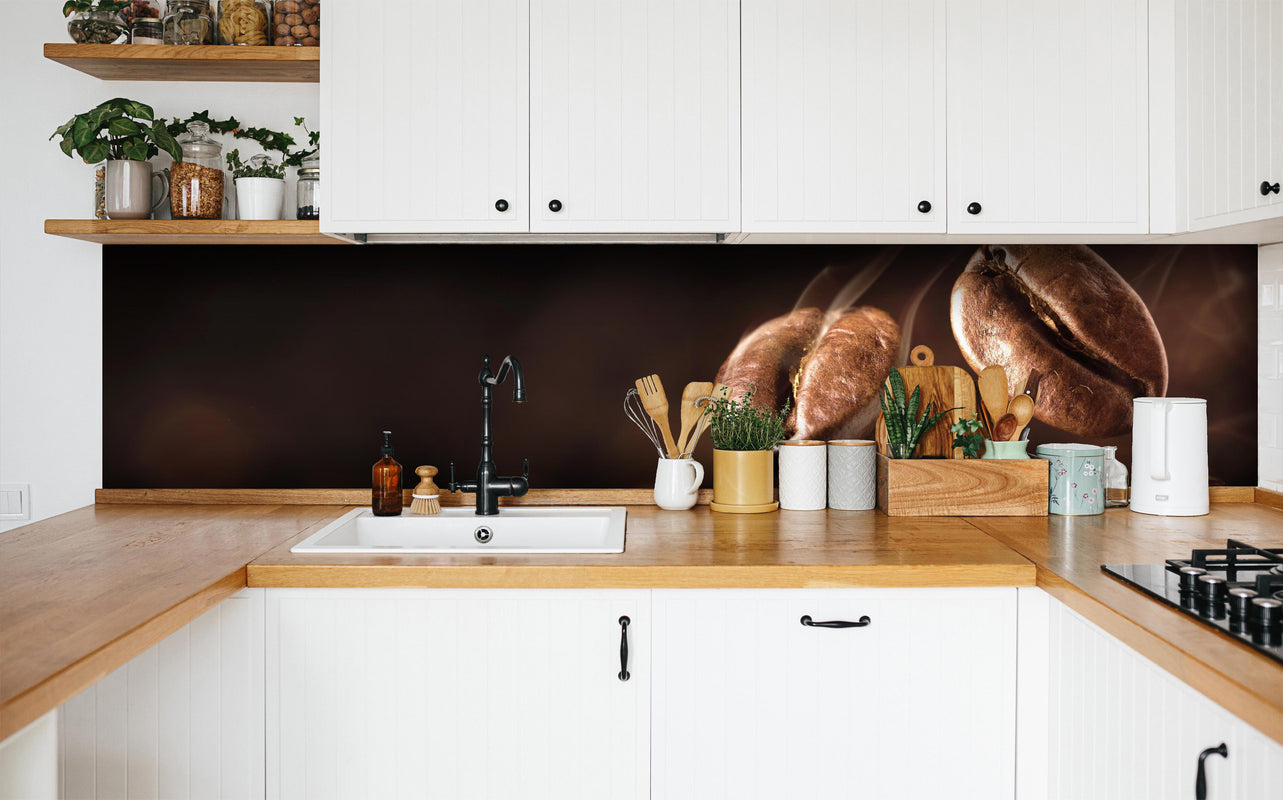 Küche - Kaffeebohnen Nahaufnahme in weißer Küche hinter Gewürzen und Kochlöffeln aus Holz