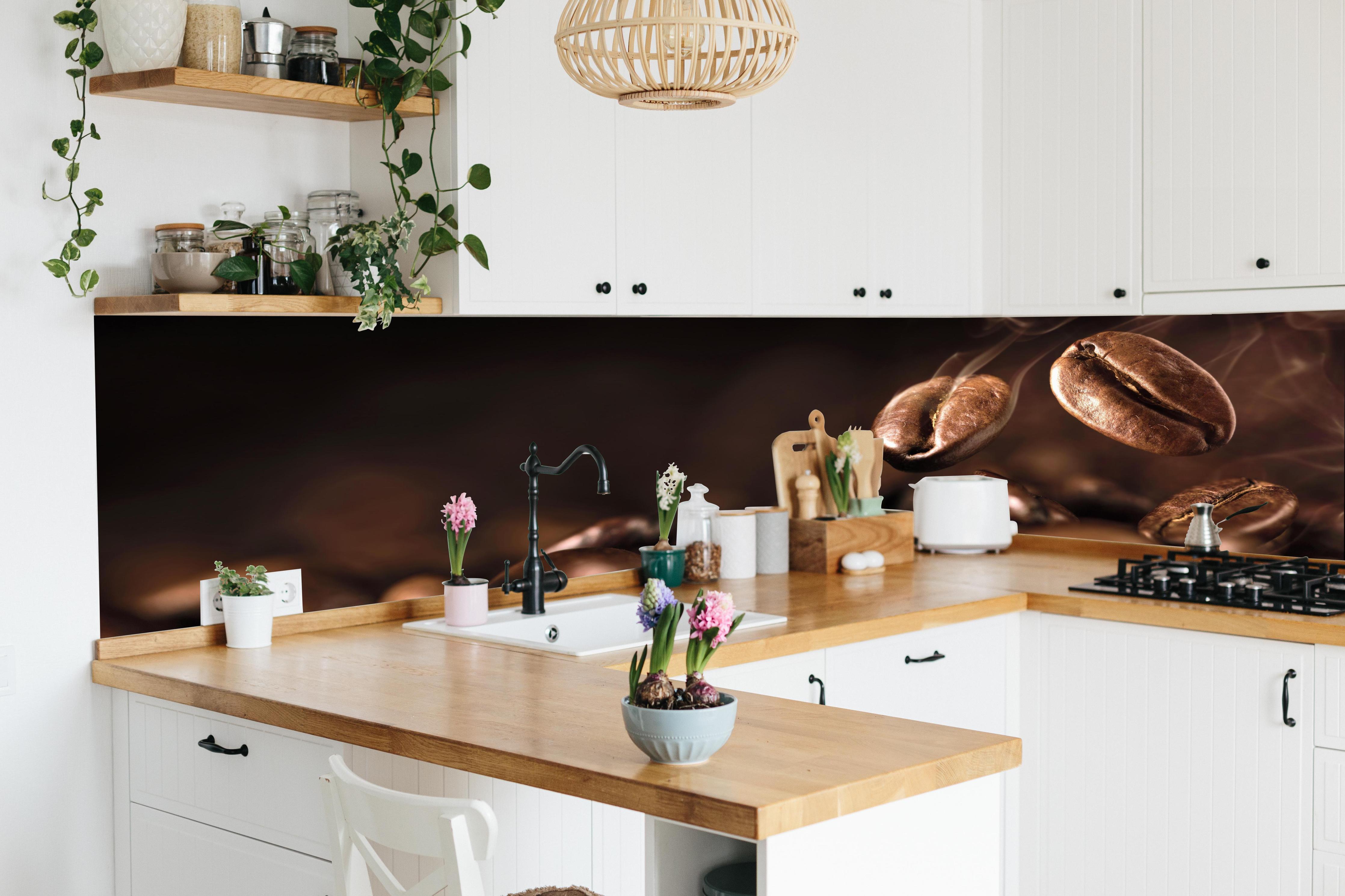 Küche - Kaffeebohnen Nahaufnahme in lebendiger Küche mit bunten Blumen