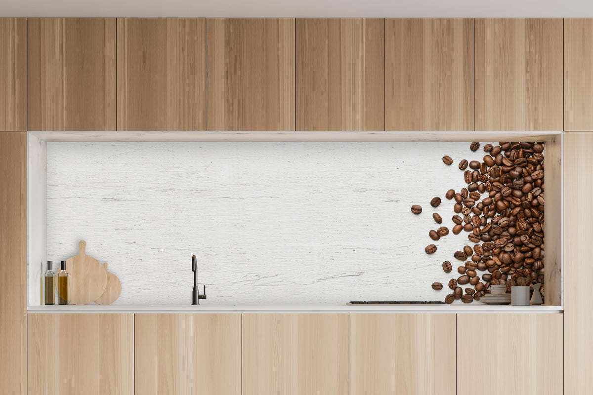 Küche - Kaffeebohnen auf weißem Holzhintergrund in charakteristischer Vollholz-Küche mit modernem Gasherd