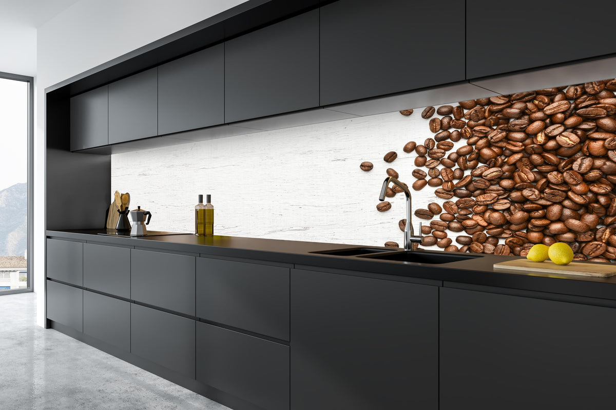 Küche - Kaffeebohnen auf weißem Holzhintergrund in tiefschwarzer matt-premium Einbauküche