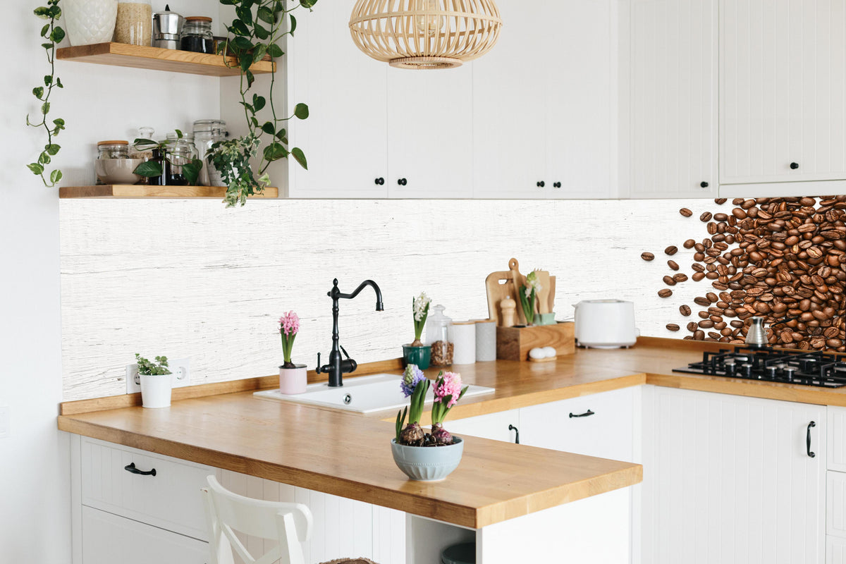 Küche - Kaffeebohnen auf weißem Holzhintergrund in lebendiger Küche mit bunten Blumen