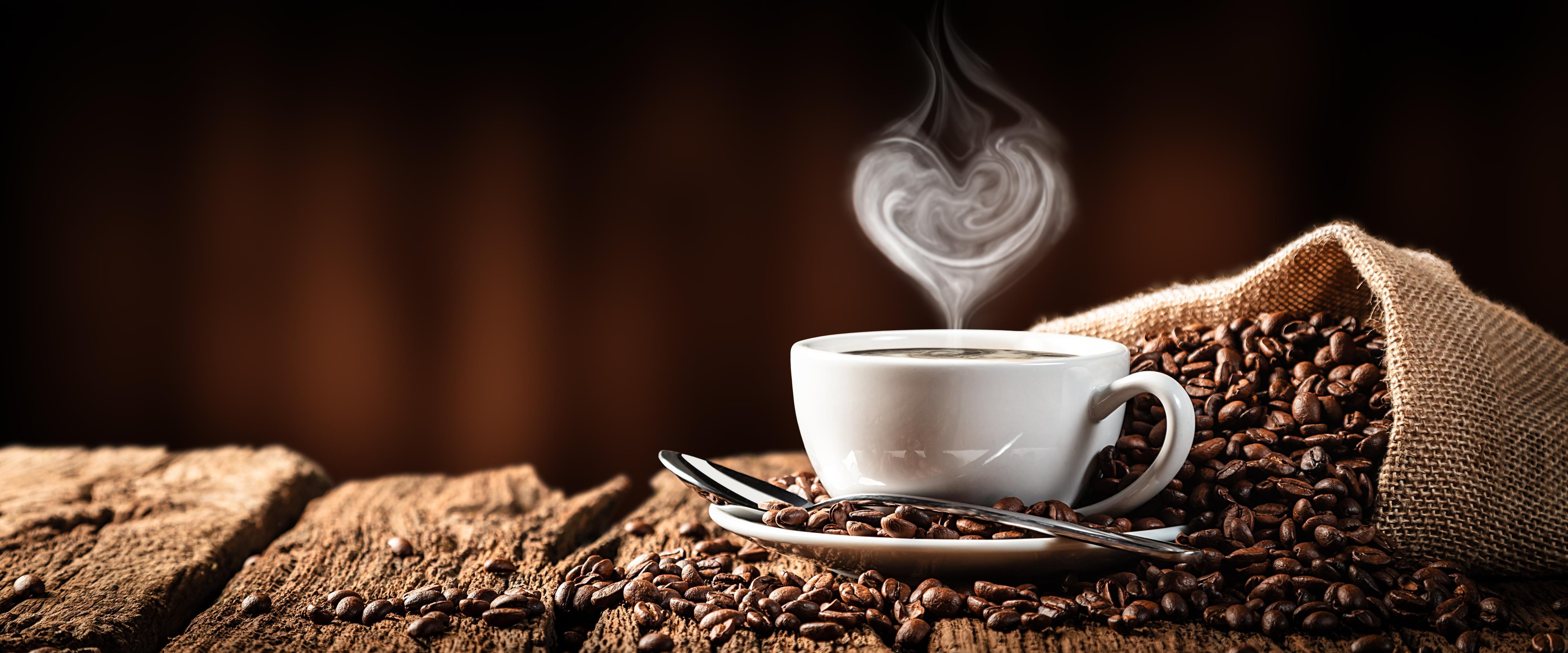 Küchenrückwand-Kaffeetasse mit herzförmigem Dampf