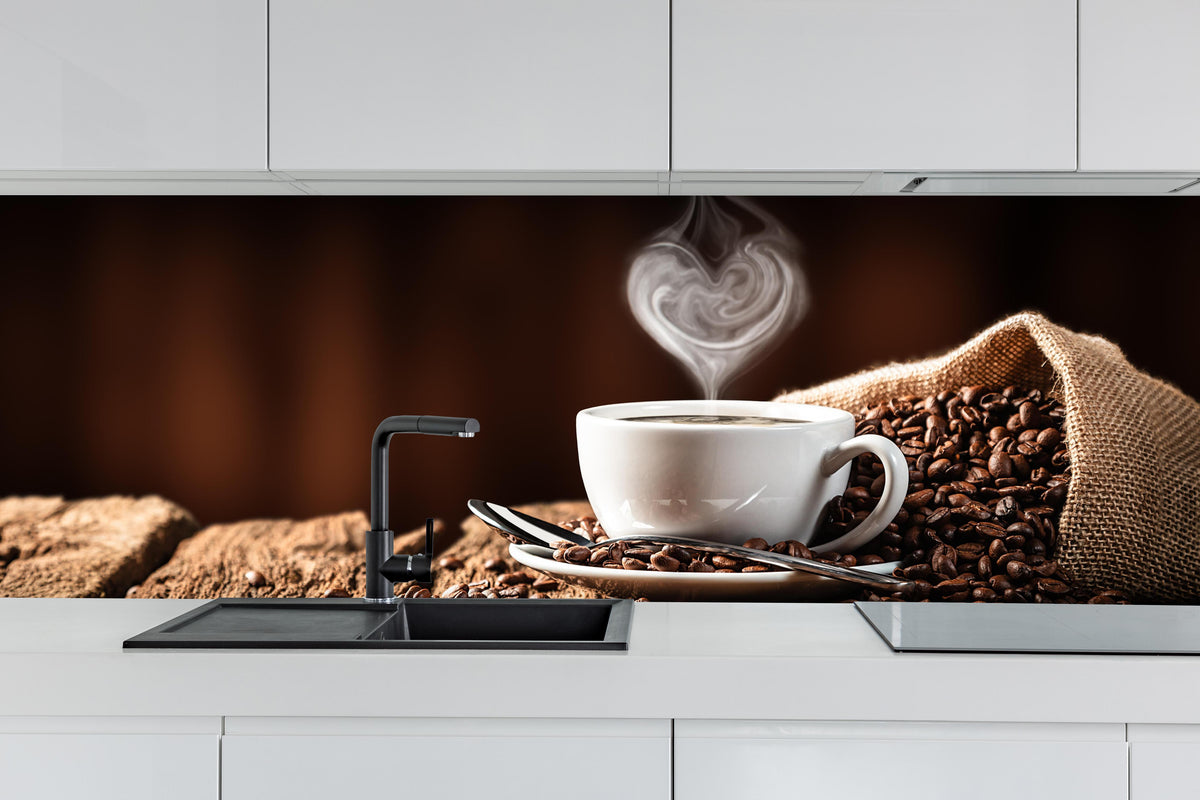 Küche - Kaffeetasse mit herzförmigem Dampf hinter weißen Hochglanz-Küchenregalen und schwarzem Wasserhahn