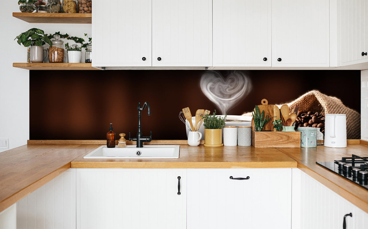 Küche - Kaffeetasse mit herzförmigem Dampf in weißer Küche hinter Gewürzen und Kochlöffeln aus Holz