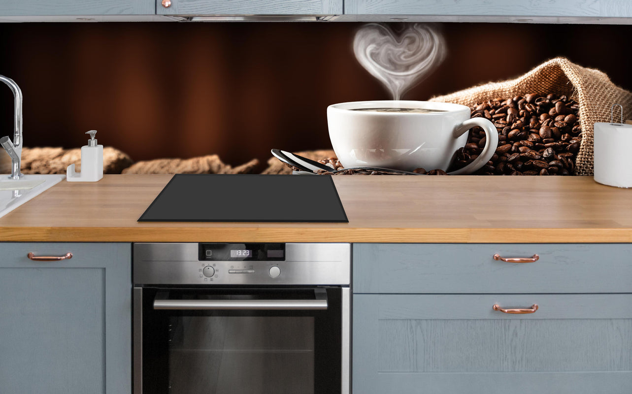 Küche - Kaffeetasse mit herzförmigem Dampf über polierter Holzarbeitsplatte mit Cerankochfeld