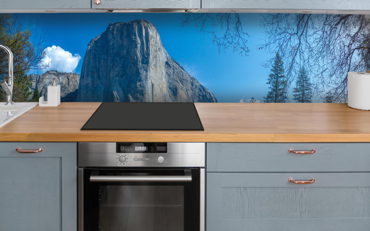 Küche - Kalifornische Berge über polierter Holzarbeitsplatte mit Cerankochfeld