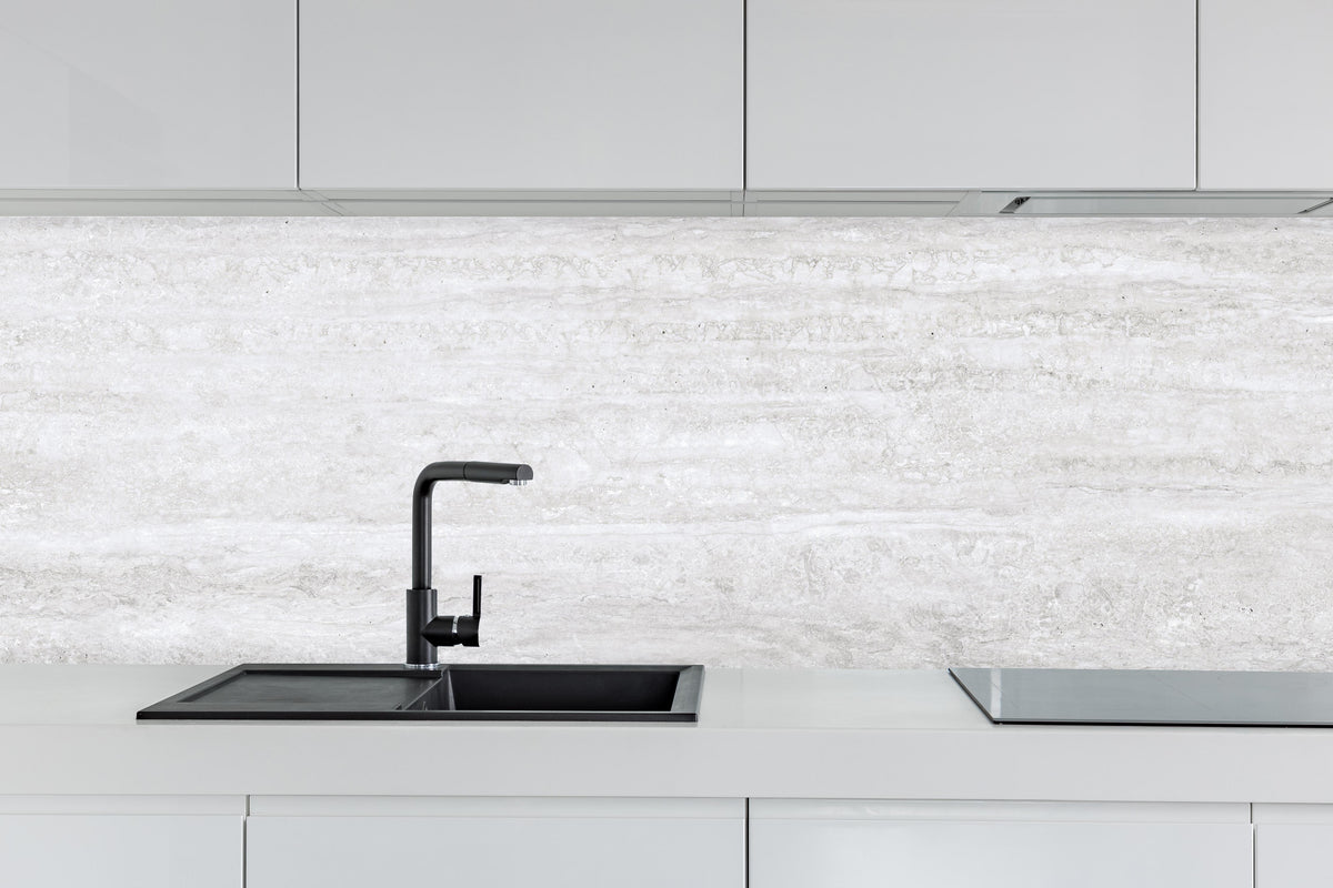Küche - Kalkstein Marmor hinter weißen Hochglanz-Küchenregalen und schwarzem Wasserhahn